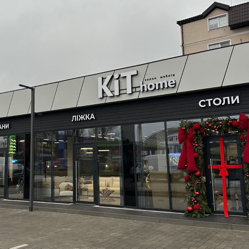 Фасад салону ZlataMebel в Ужгороді у просторі KiT Home