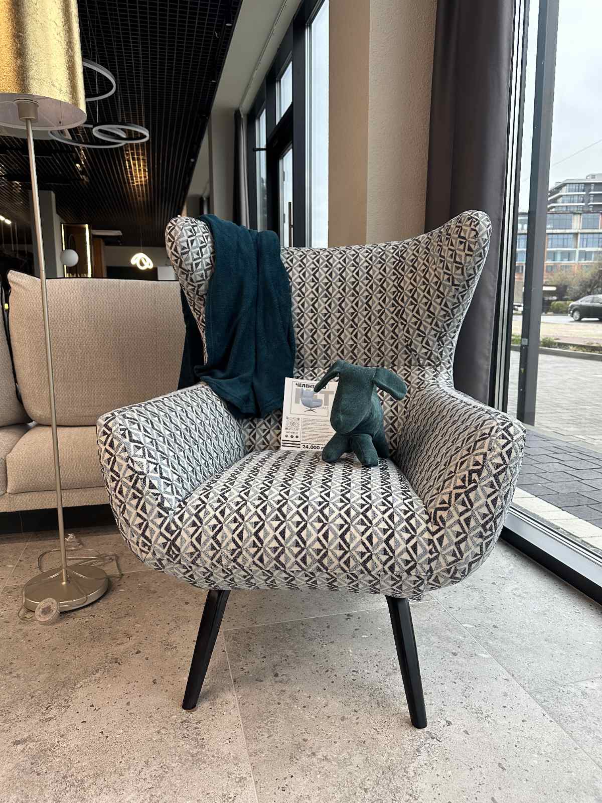 Зона з кріслом Тедді в салоні Ужгород