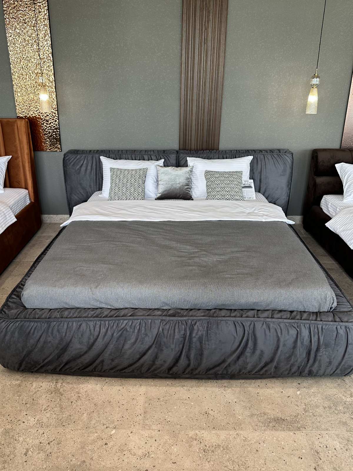 Спальна зона з ліжком у салоні ZlataMebel Ужгород