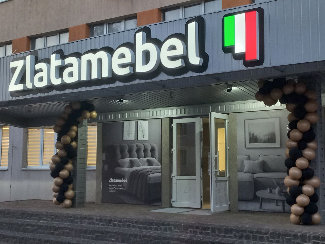 Салон ZlataMebel у Ромнах, преміум дивани в експозиції