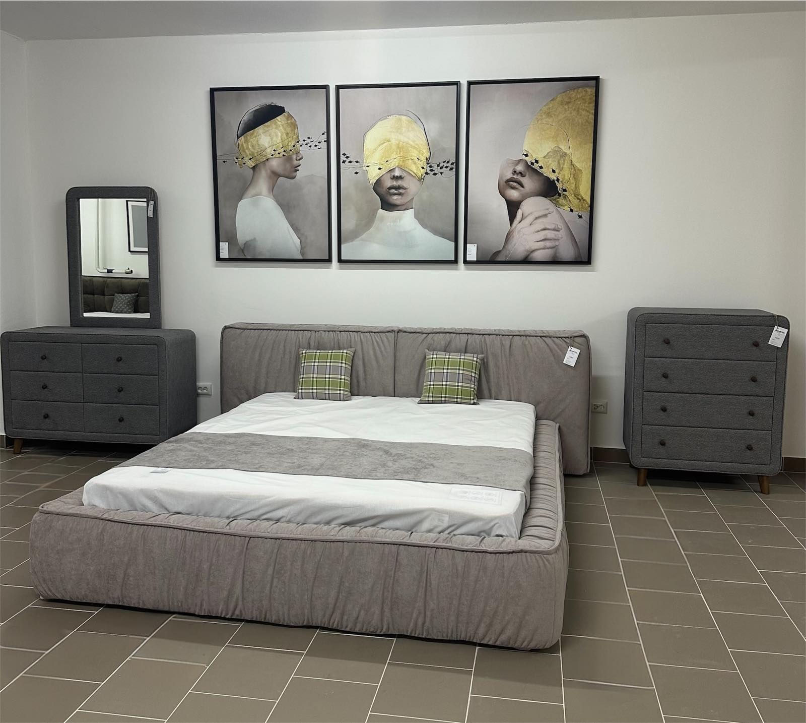 Преміальні дивани ZlataMebel у шоурумі Ромни