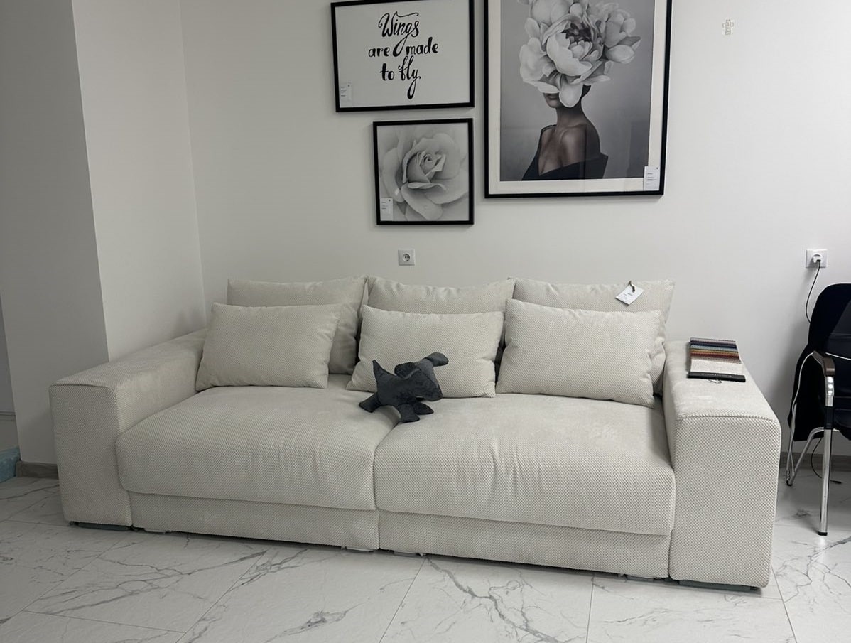 Інтер’єр салону ZlataMebel у Ромнах, сучасні дивани