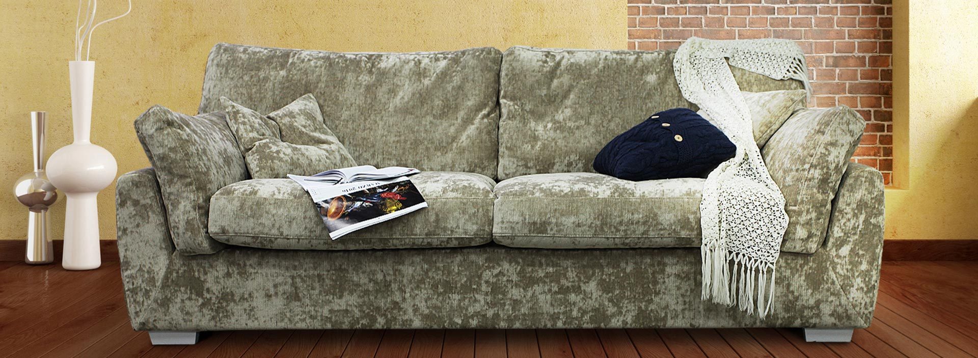 Плюшевый диван в интерьере